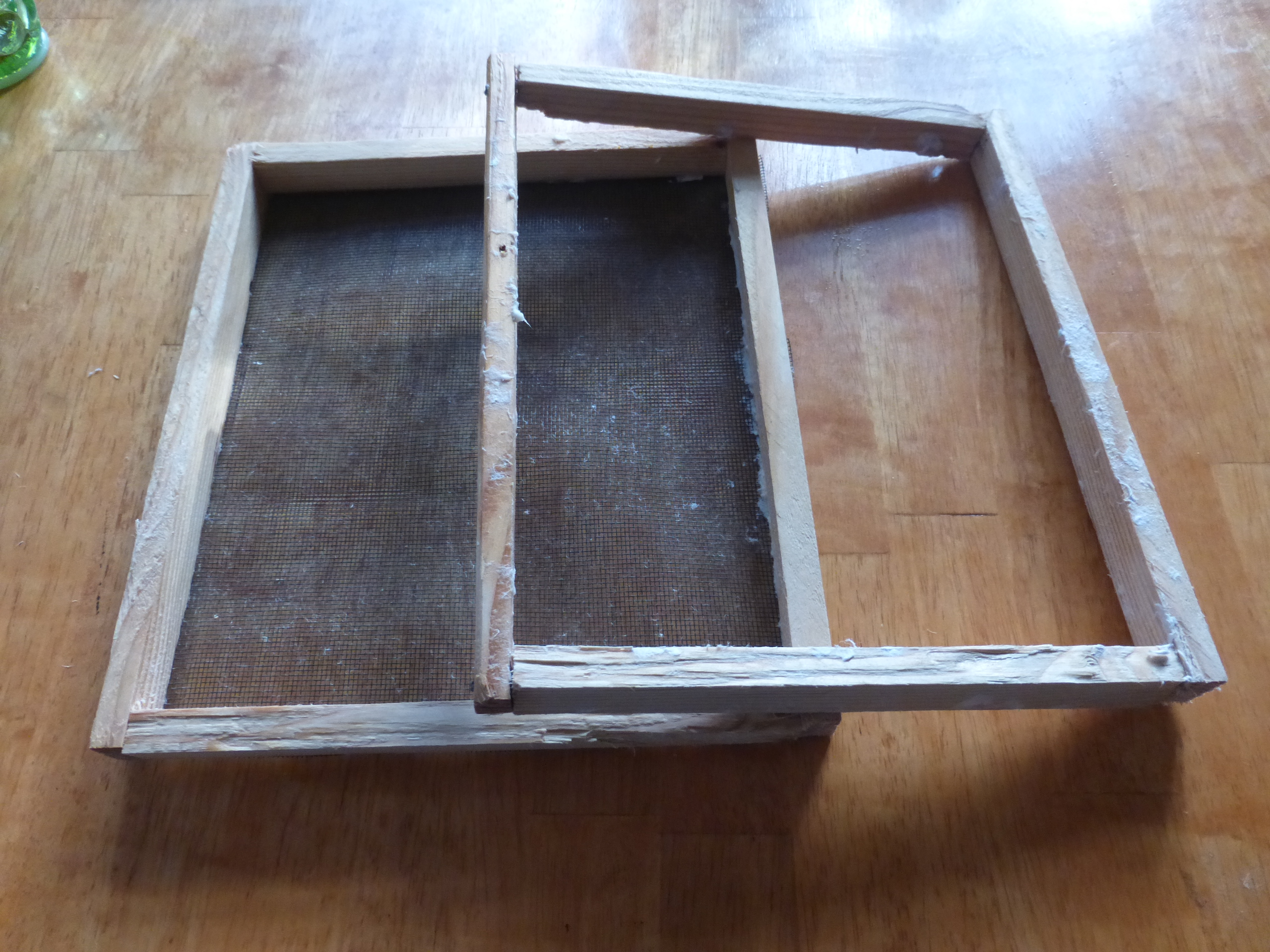 papermaking screen and deckle