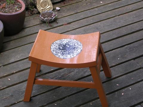 eggshell foot rest